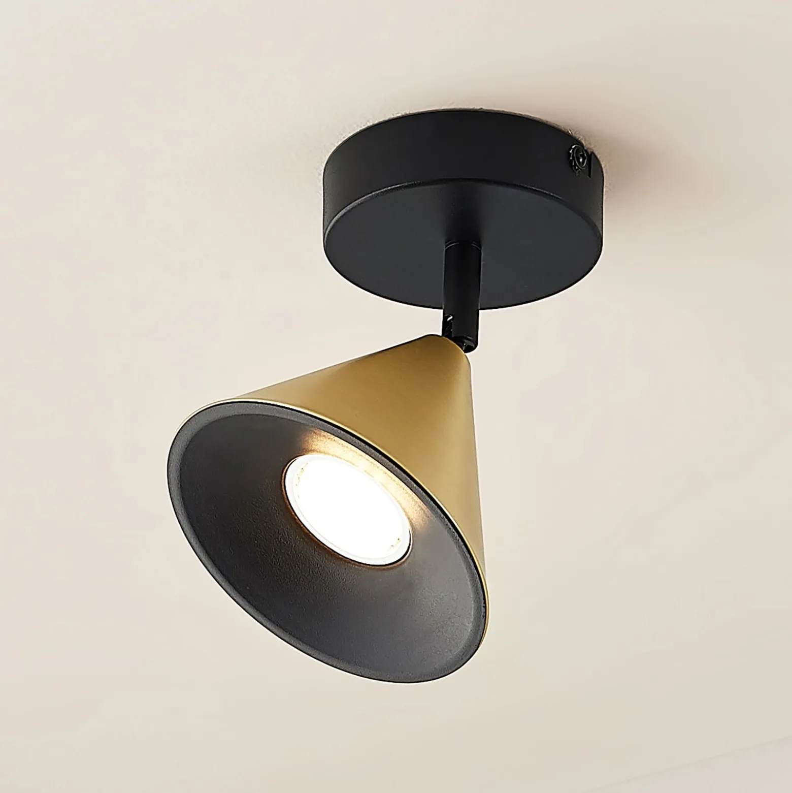 Lucande Kartio Deckenlampe, 1-fl.,neigbar, messing