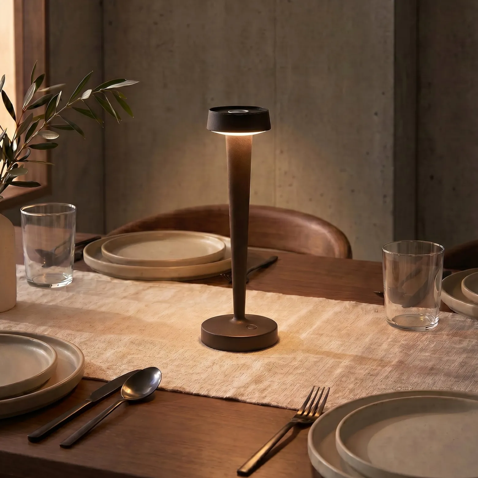 Lucande LED-Akku-Kerzenständer Lea, Vase, dunkelbraun, 28 cm