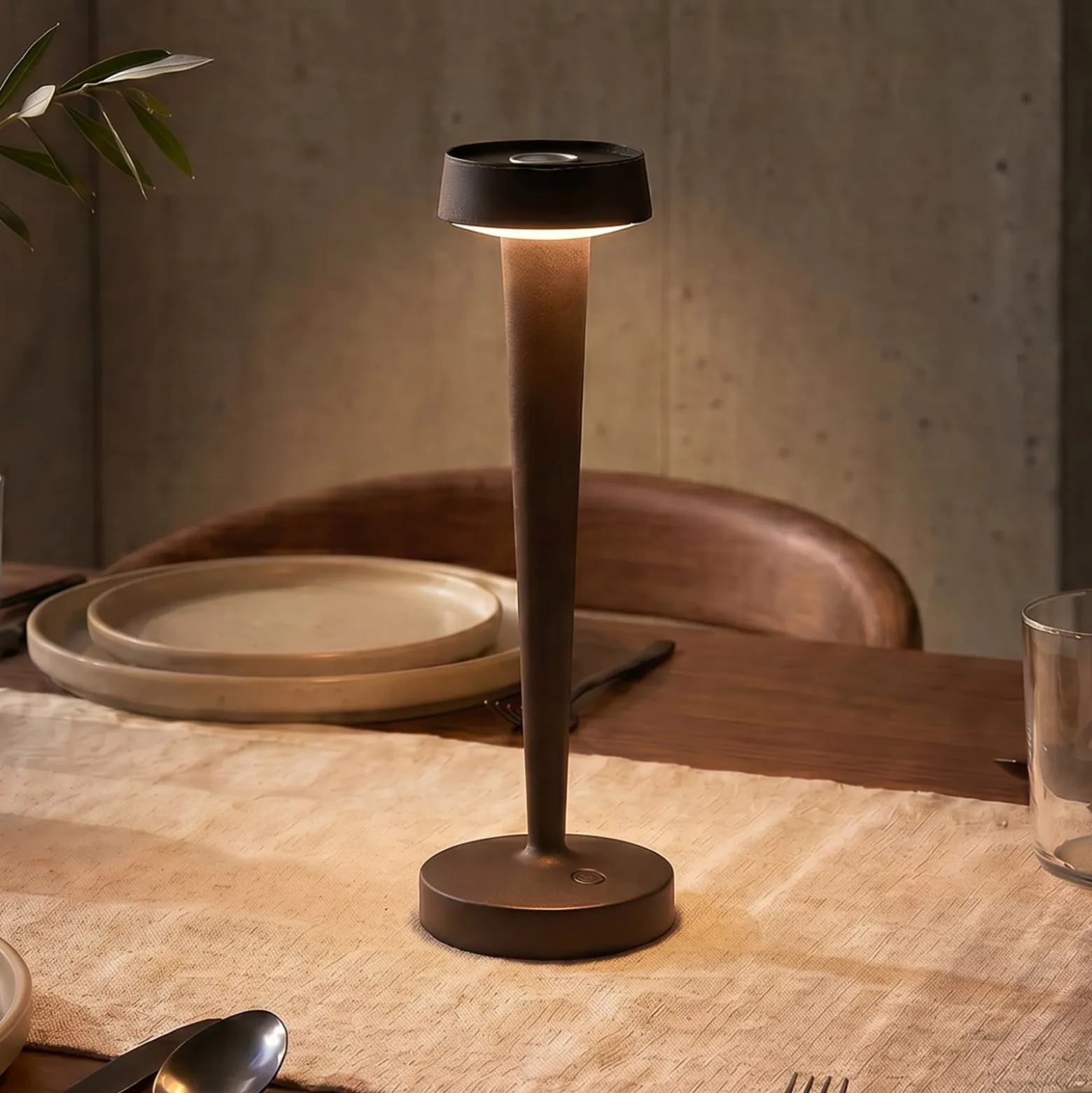 Lucande LED-Akku-Kerzenständer Lea, Vase, dunkelbraun, 28 cm