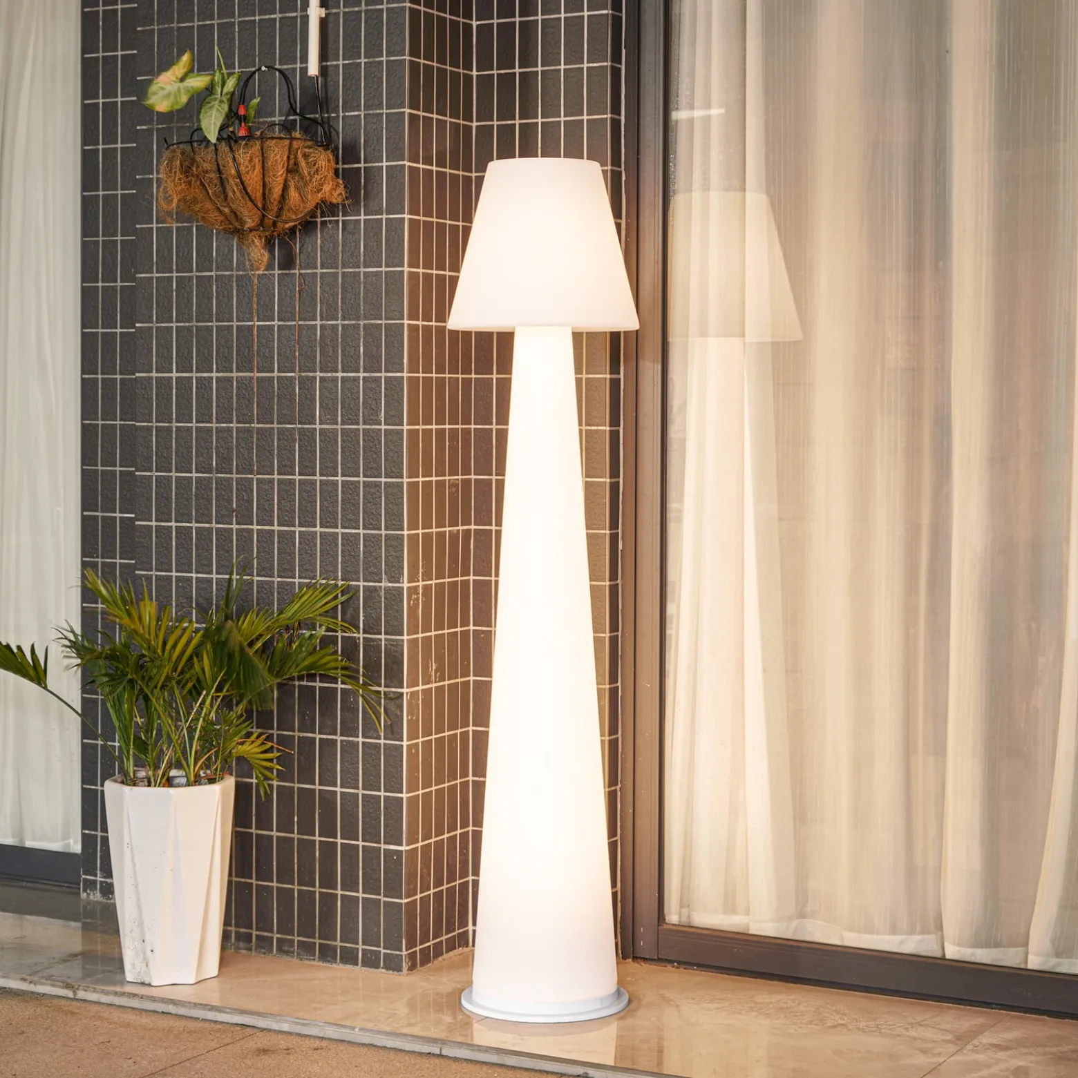 Lucande LED-Akku-Terrassenleuchte Gauri, weiß, 153 cm, IP44