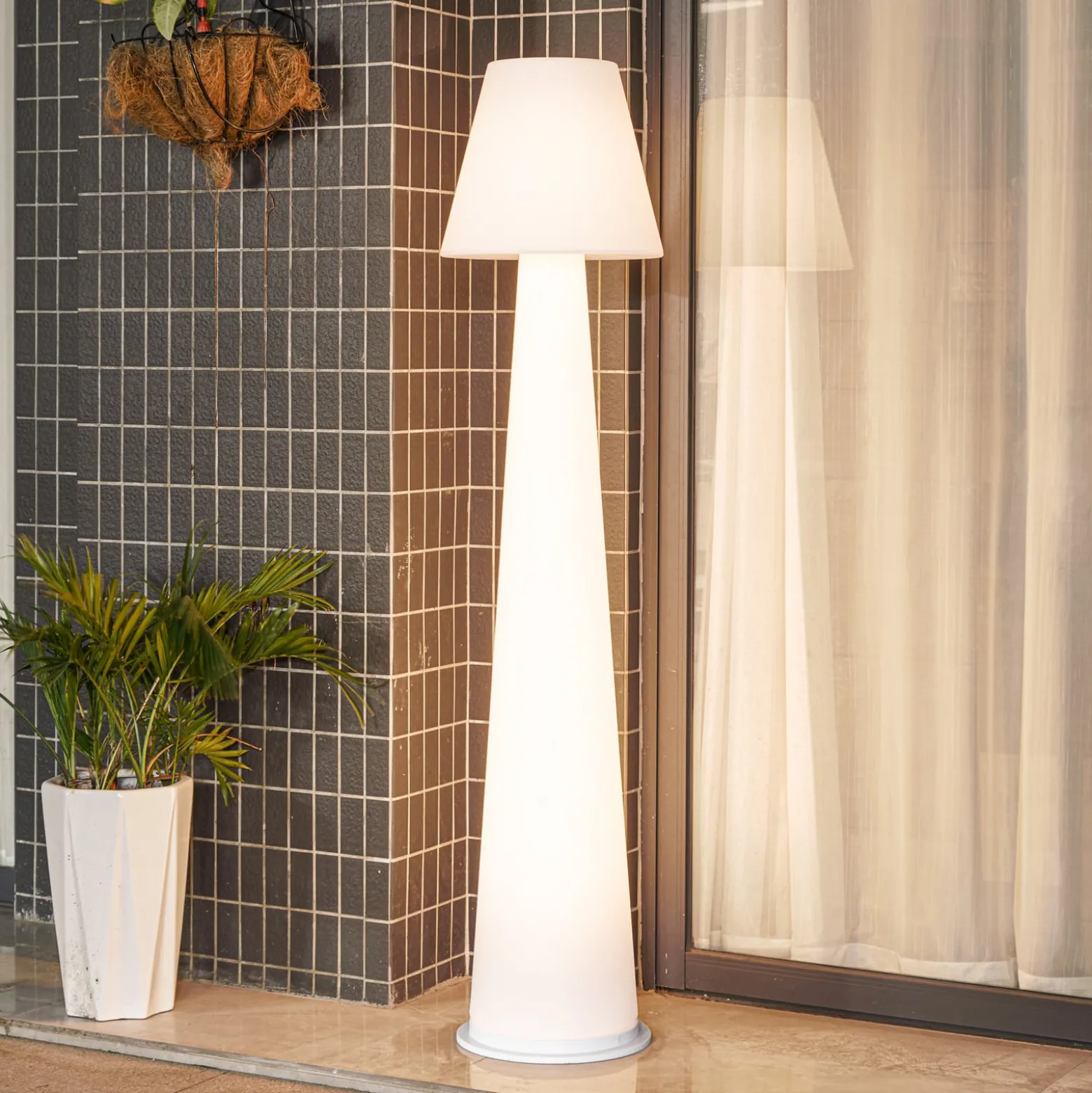 Lucande LED-Akku-Terrassenleuchte Gauri, weiß, 153 cm, IP44