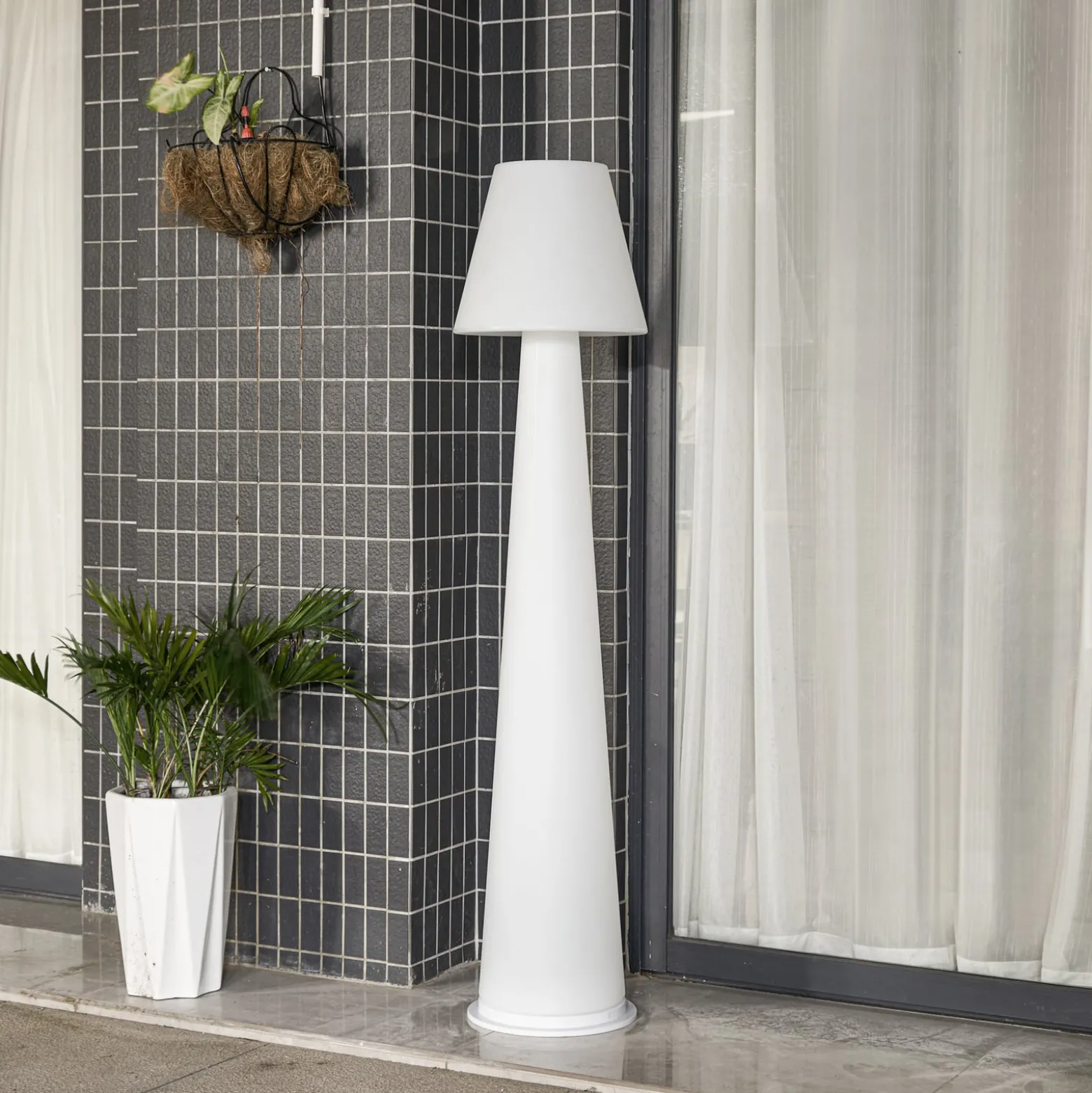 Lucande LED-Akku-Terrassenleuchte Gauri, weiß, 153 cm, IP44