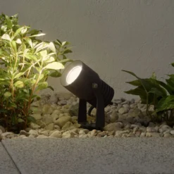 Lucande LED-Außenstrahler Jon, Erdspieß, verstellbar, IP65