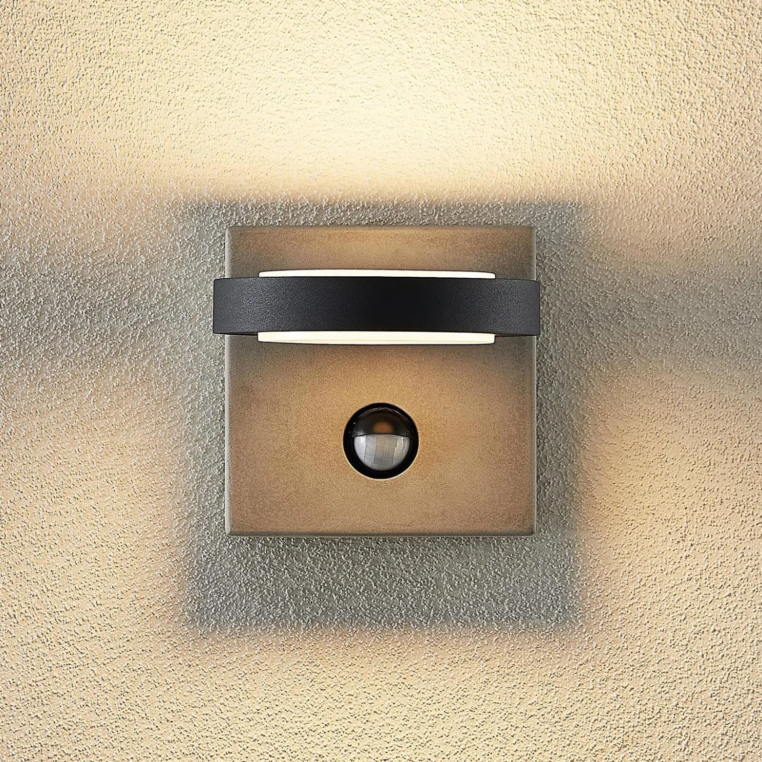 Lucande LED-Außenwandlampe Belna, Beton, Sensor, IP54