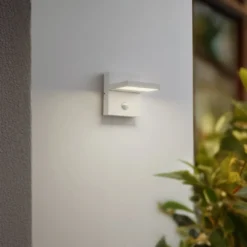 Lucande LED-Außenwandlampe Silvan, weiß, Sensor, IP54, 16cm