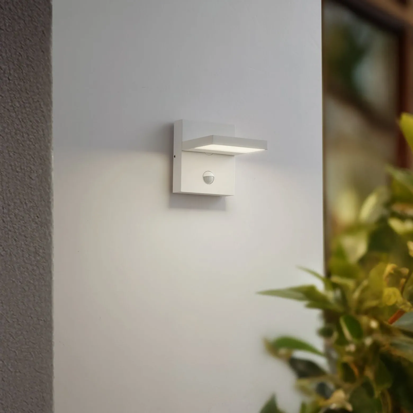 Lucande LED-Außenwandlampe Silvan, weiß, Sensor, IP54, 16cm