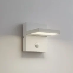 Lucande LED-Außenwandlampe Silvan, weiß, Sensor, IP54, 16cm