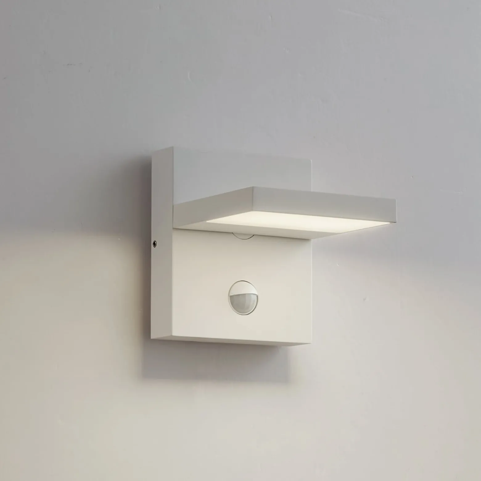 Lucande LED-Außenwandlampe Silvan, weiß, Sensor, IP54, 16cm
