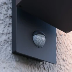 Lucande LED-Außenwandleuchte Ferdinand, Sensor, dunkelgrau