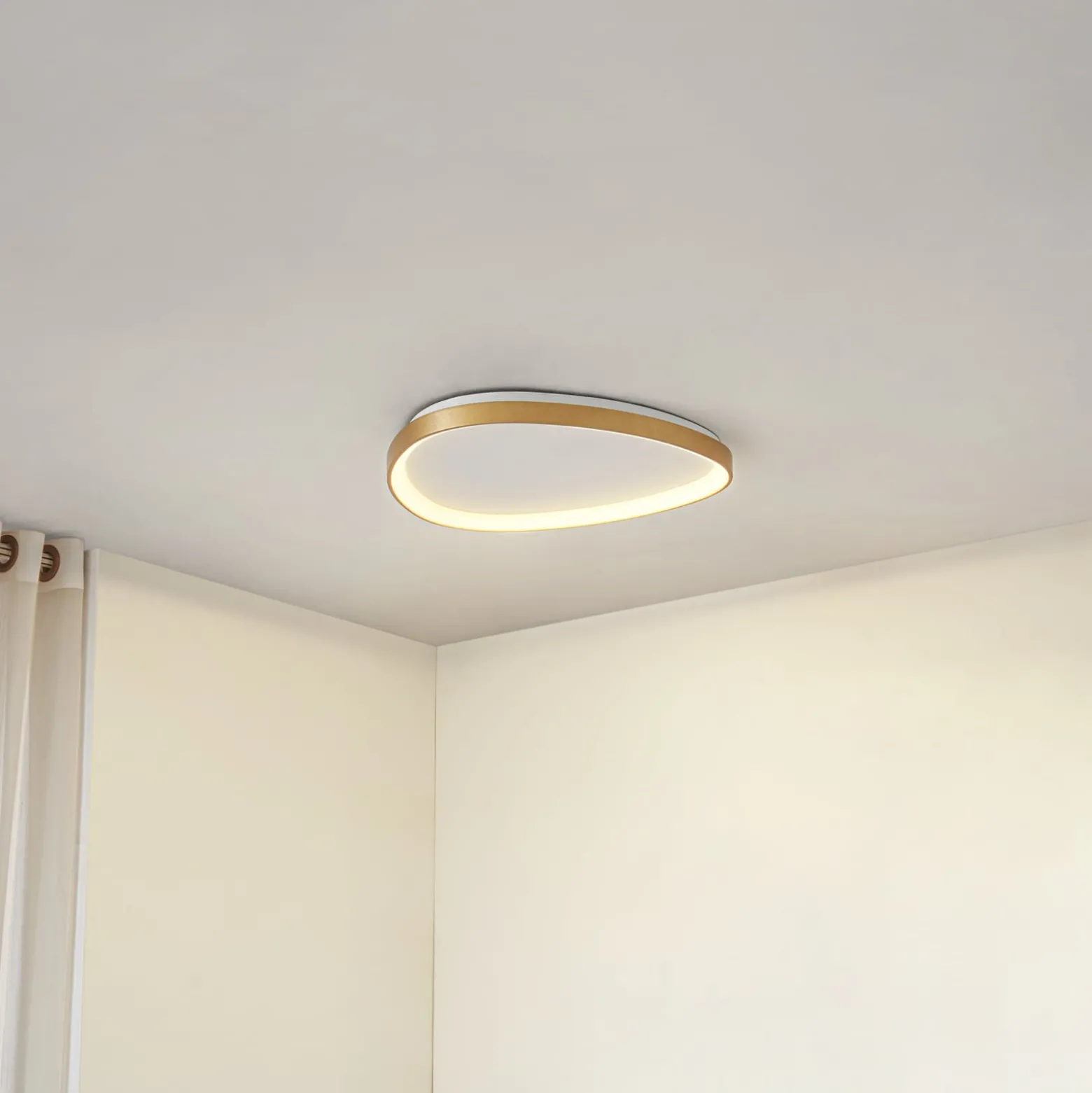 Lucande LED-Deckenleuchte Asken, 61 cm, gold, CCT, dimmbar