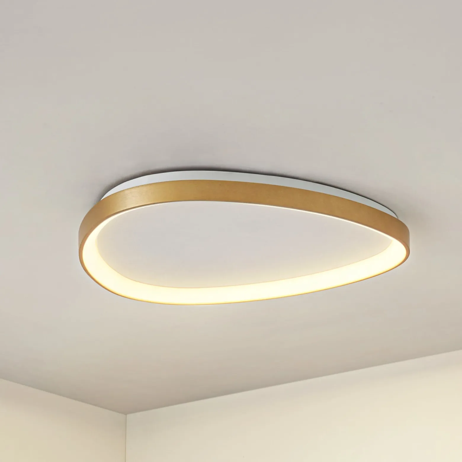 Lucande LED-Deckenleuchte Asken, 61 cm, gold, CCT, dimmbar
