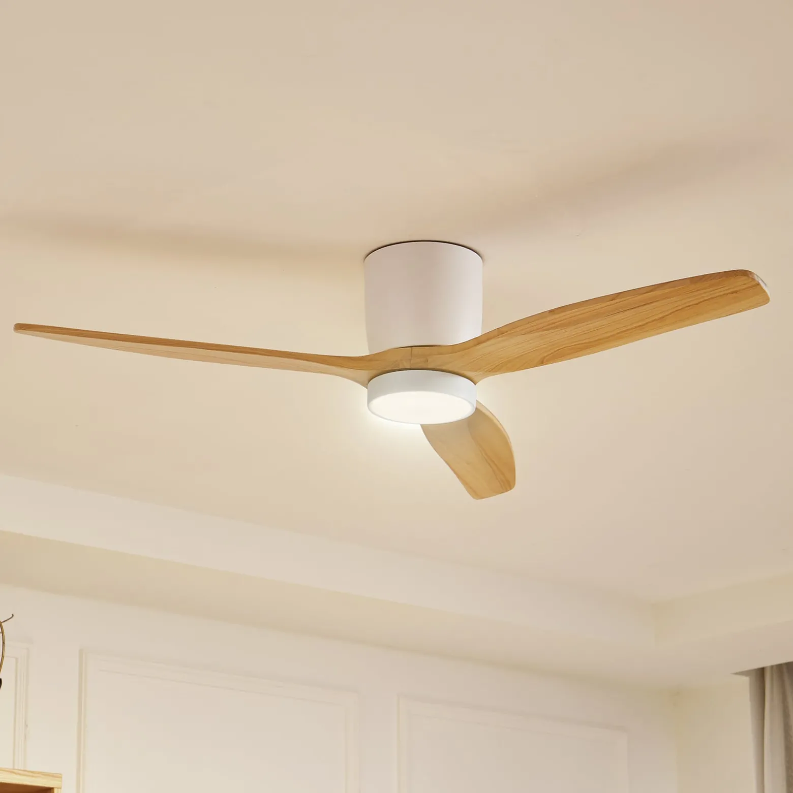 Lucande LED-Deckenventilator Faipari, Holz hell, DC, 132 cm