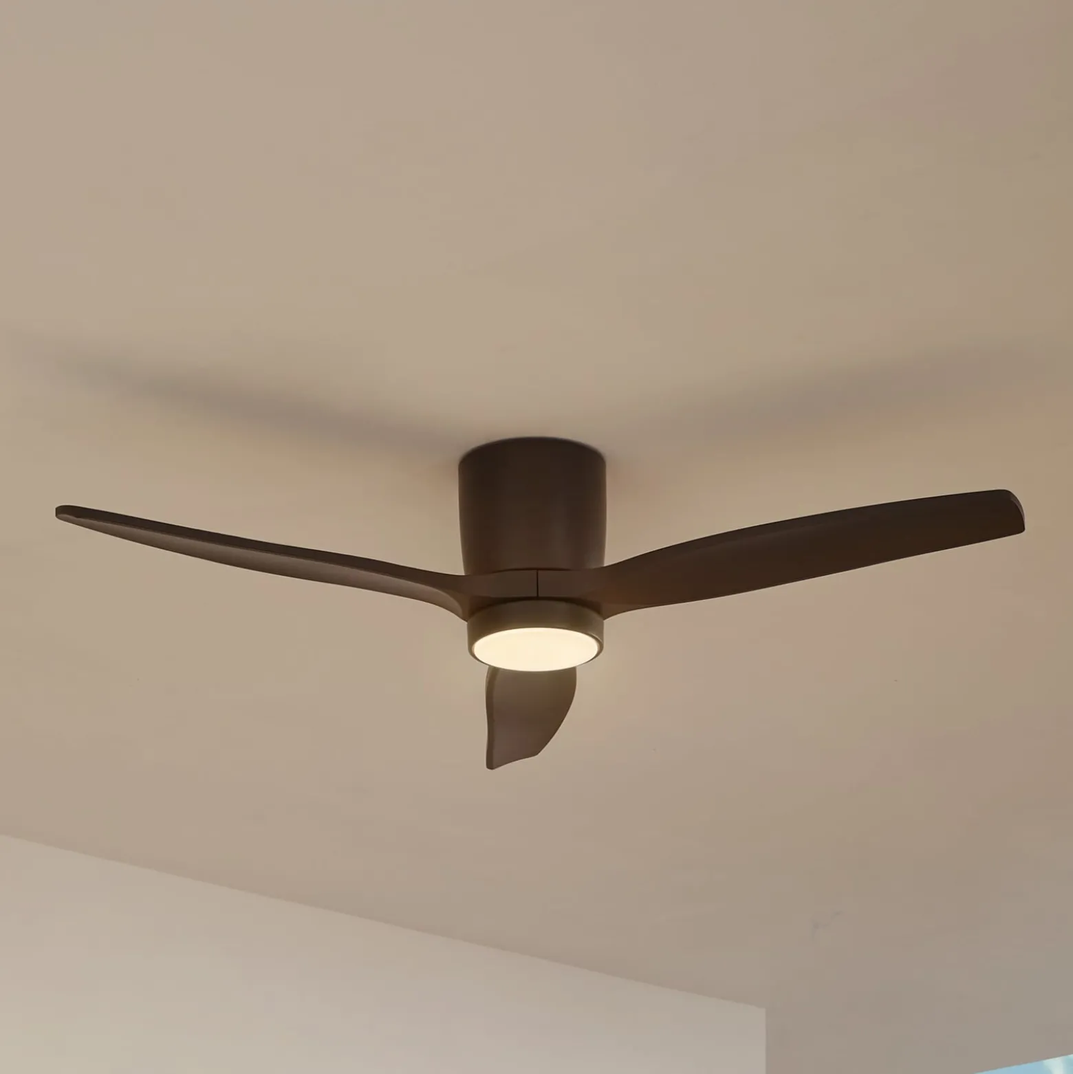 Lucande LED-Deckenventilator Sorin, schwarz, DC, leise, IP44
