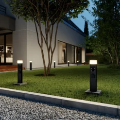 Lucande LED-Sockellampe Corban, grau, Steckdosen, IP44