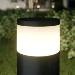 Lucande LED-Sockellampe Corban, grau, Tür, Steckdosen, IP44