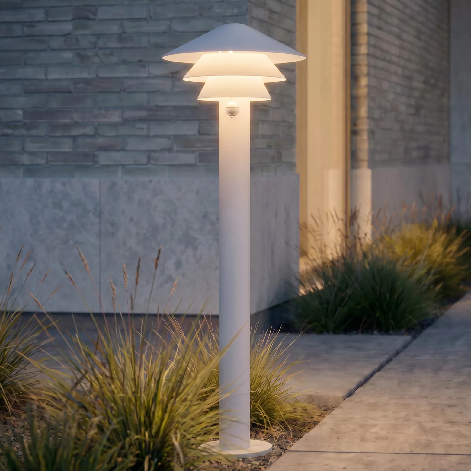 Lucande LED-Wegeleuchte Montaro, 110 cm, weiß, Sensor