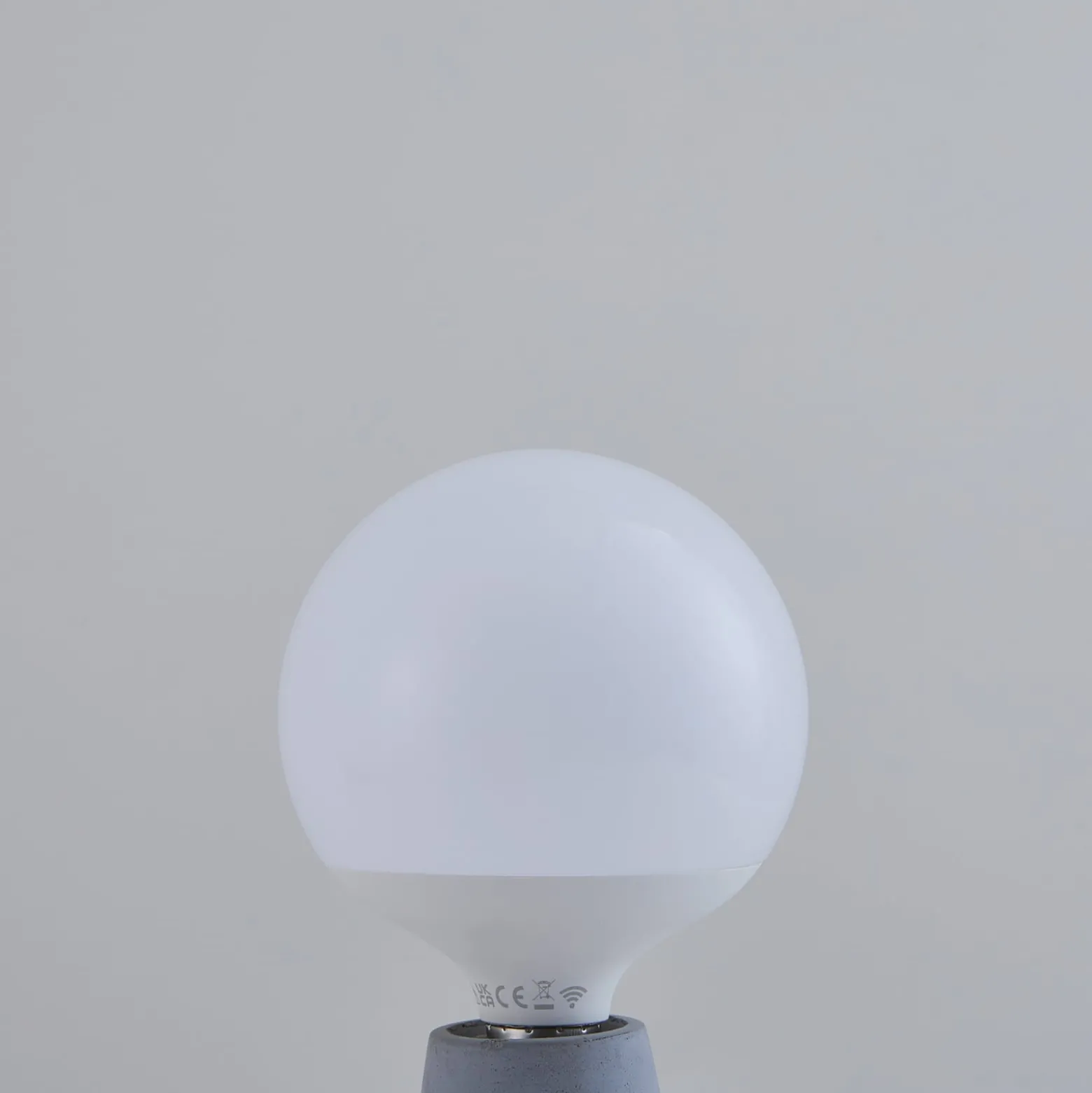 LUUMR Smart LED, E27, G125, 9W, RGB, Tuya, WLAN, matt, CCT