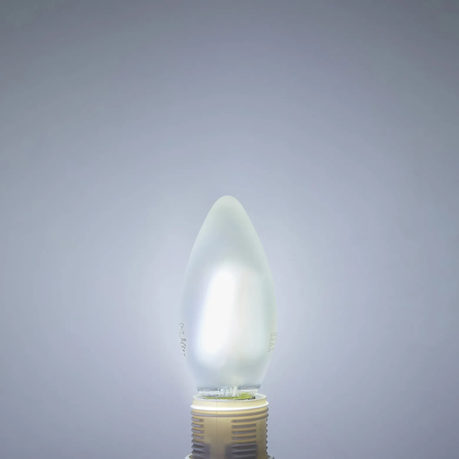LUUMR Smart LED-Kerzenlampe E14 4,2 W matt CCT Tuya WLAN