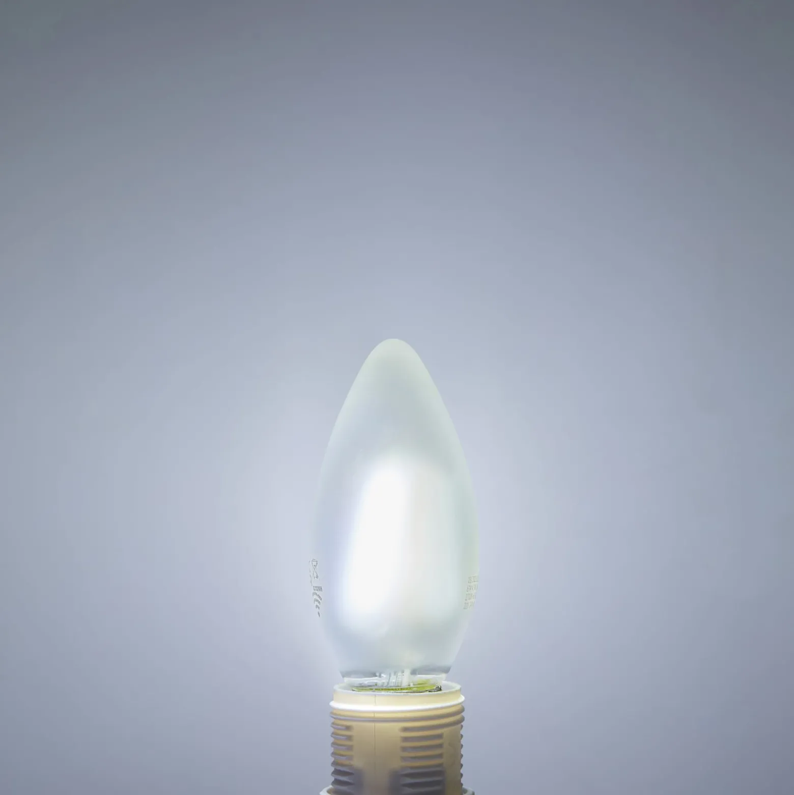 LUUMR Smart LED-Kerzenlampe E14 4,2 W matt CCT Tuya WLAN