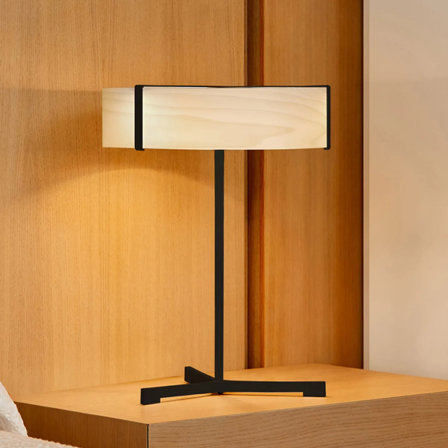LZF Thesis LED-Tischlampe schwarz matt/elfenbein