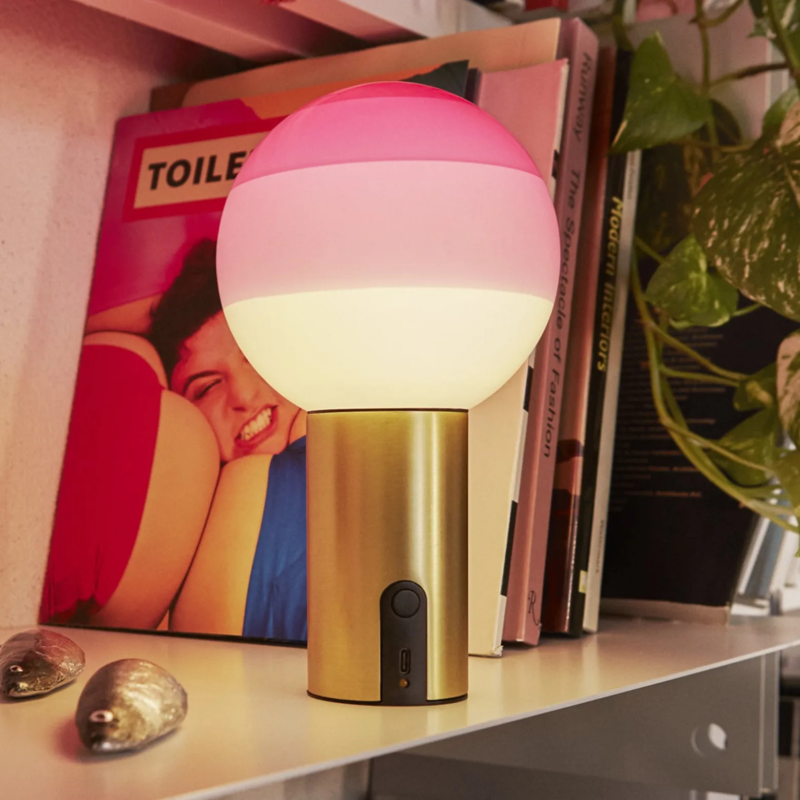 MARSET Akku-Tischlampe Dipping Light, rosa/messing, dim.