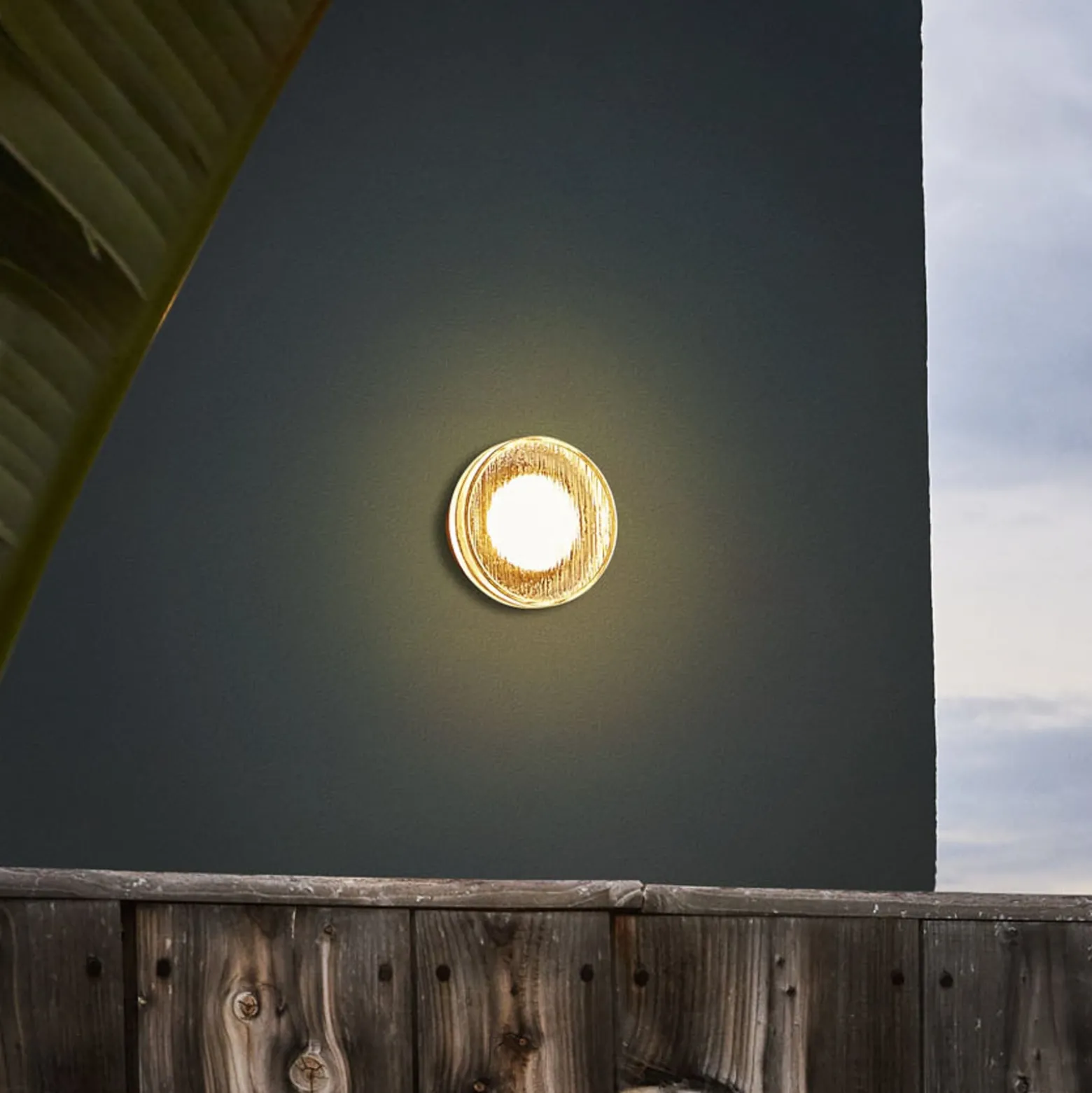 MARSET LED-Außenwandlampe Roc, Ø 14 cm, weiß/transluzent