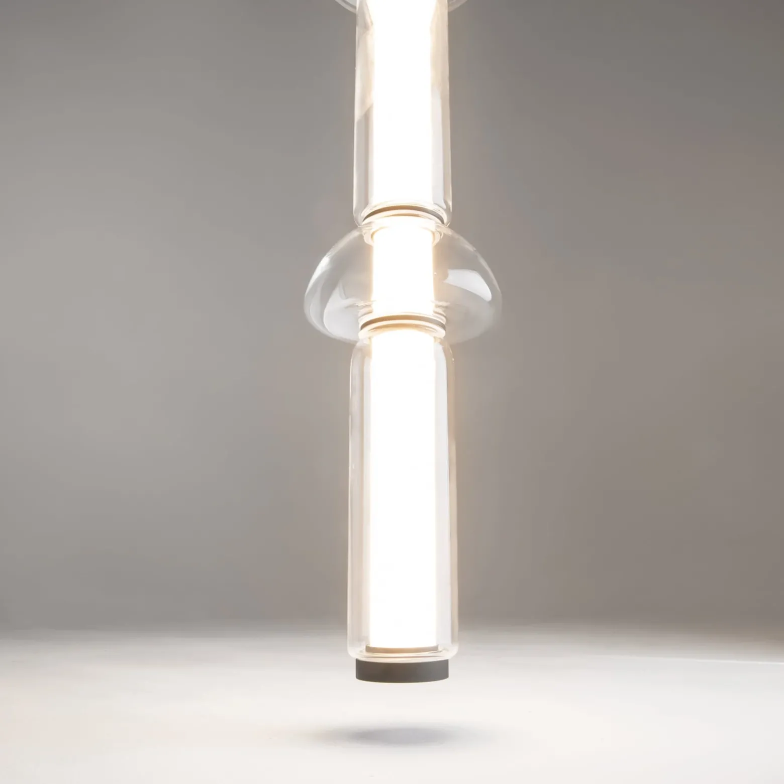 Maytoni LED-Hängeleuchte Cosmo, schwarz, Länge 98 cm, Glas