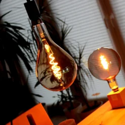 Müller Licht tint white LED-Globe E27 4,9 W gold
