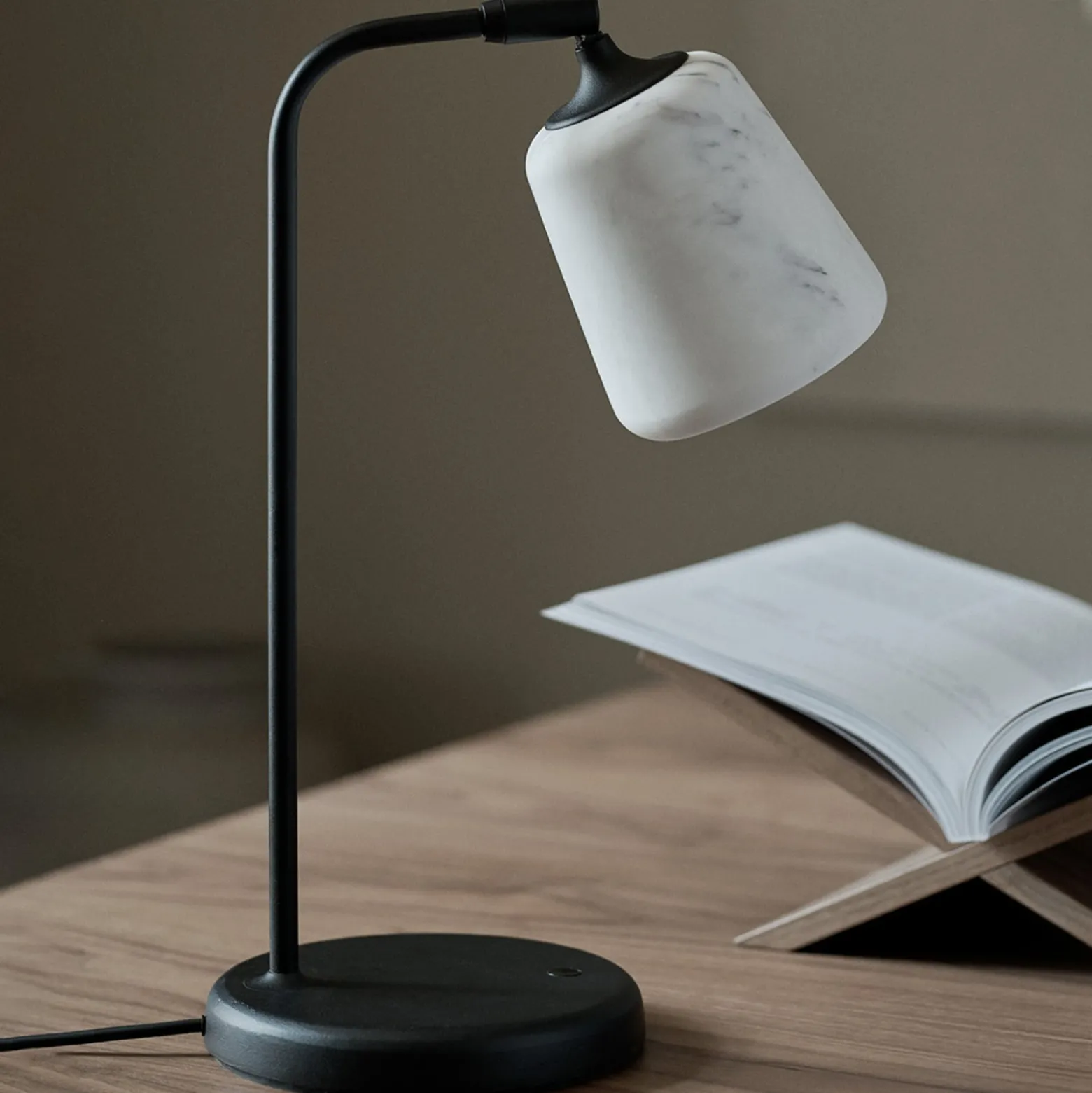 New Works Material New Edition Tischlampe, Marmor