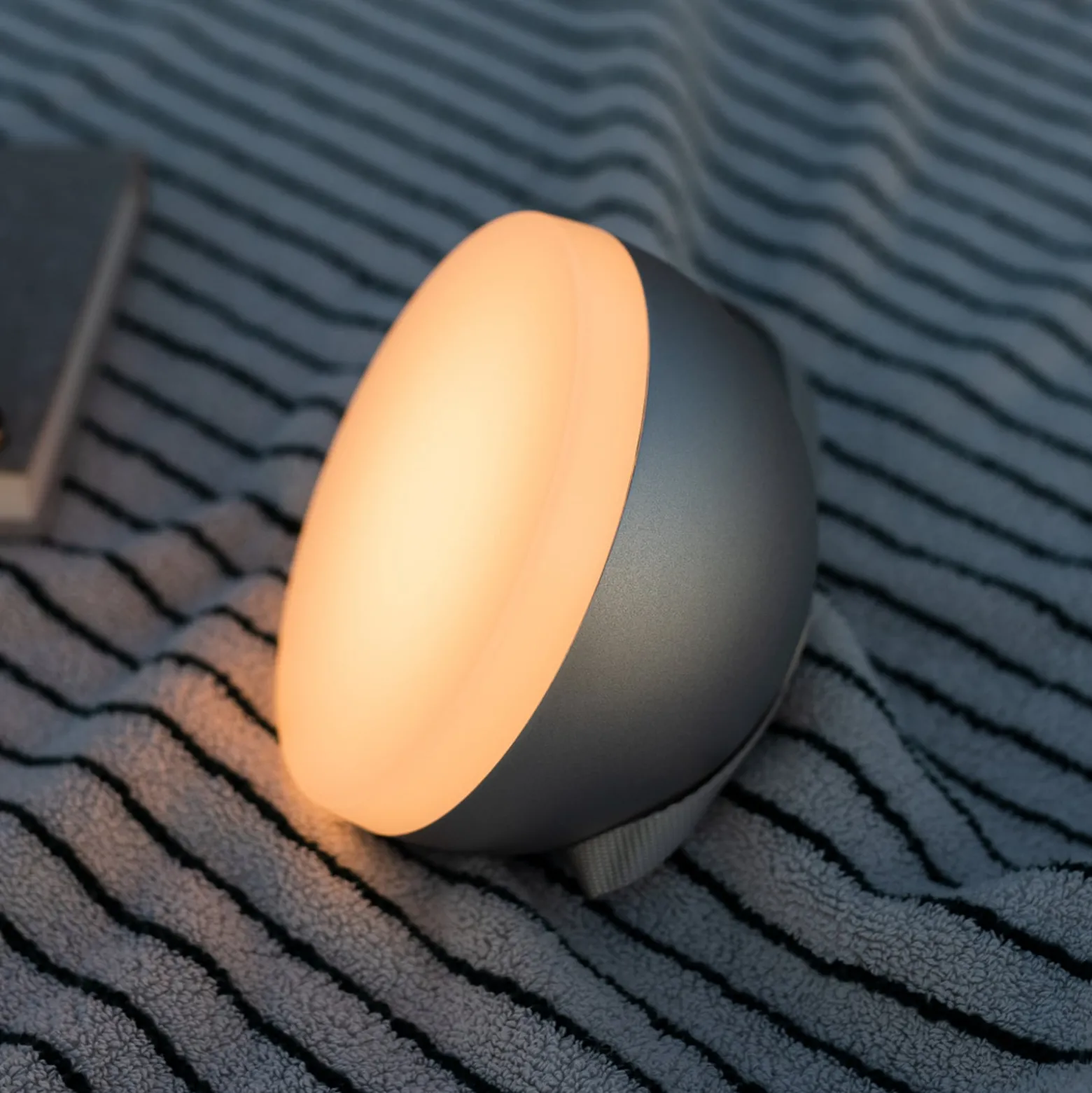 New Works Sphere LED-Akkuleuchte IP67 warm grey