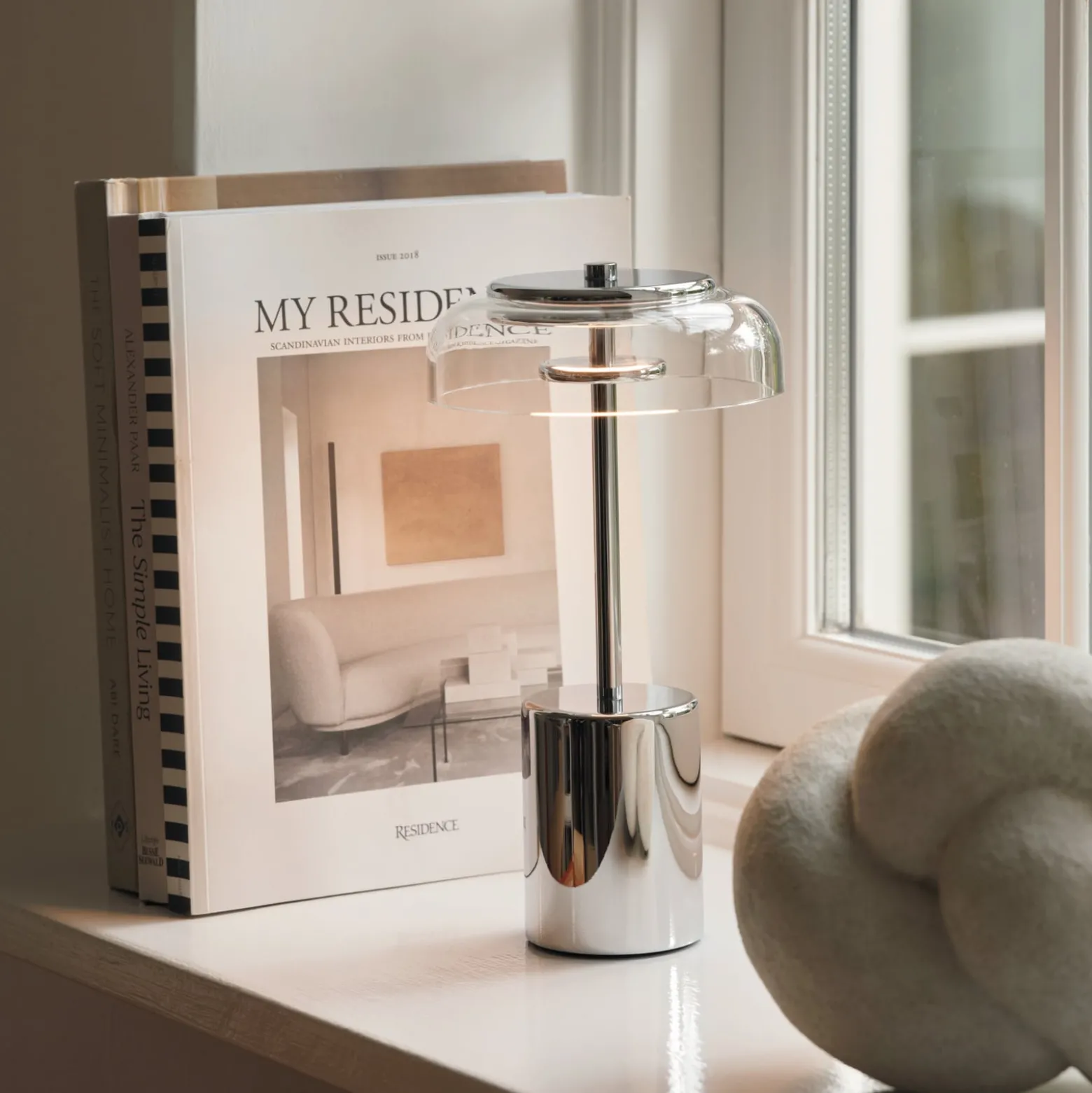 Nuura LED-Akku-Tischlampe Blossi, Höhe 26 cm, chrom/klar