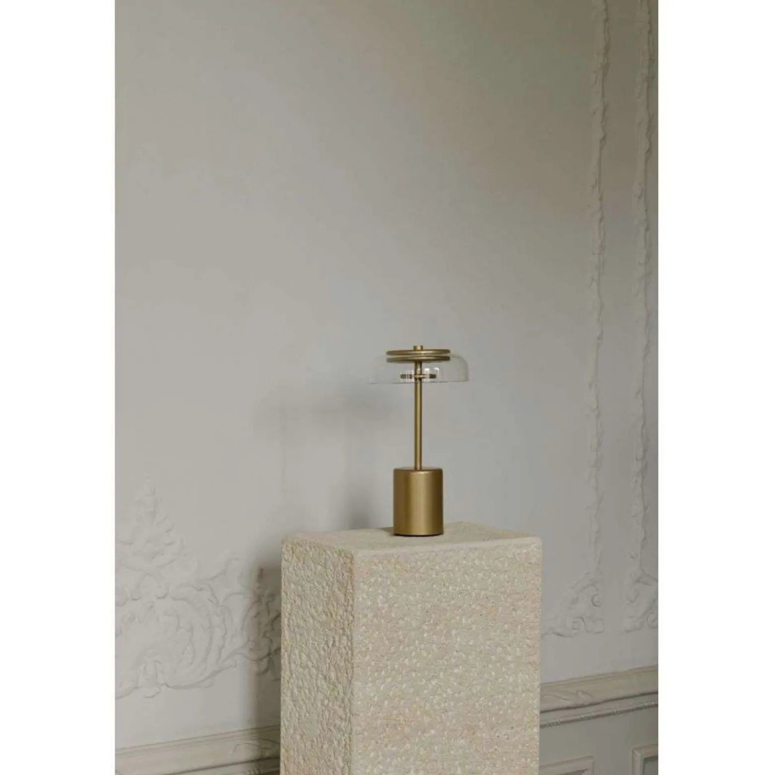 Nuura LED-Akku-Tischlampe Blossi, Höhe 26 cm goldfarben/klar