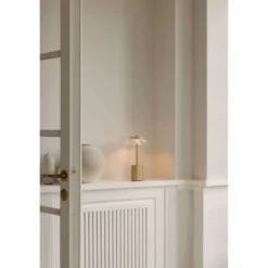 Nuura LED-Akku-Tischlampe Blossi, Höhe 26 cm goldfarben/klar