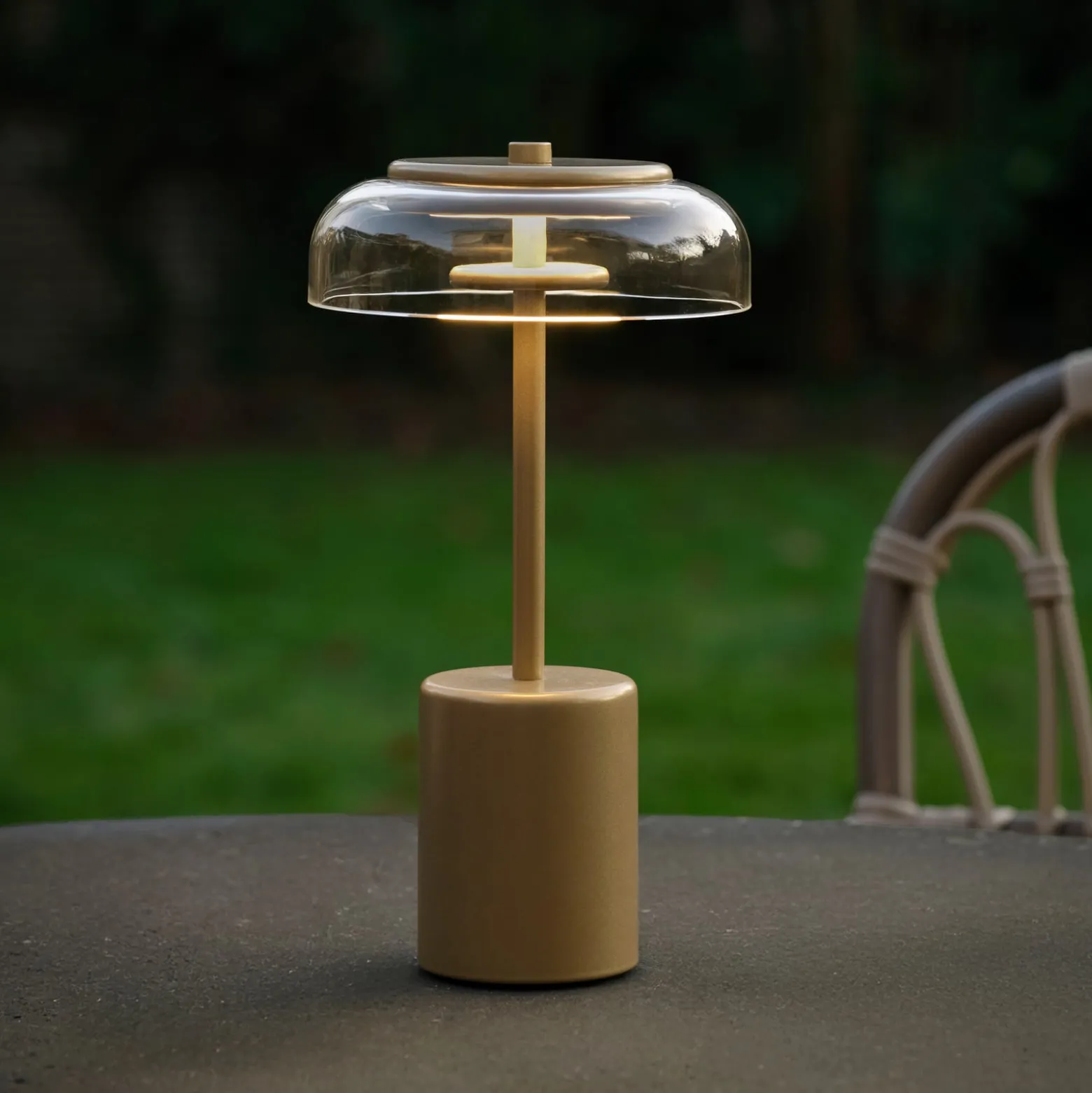 Nuura LED-Akku-Tischlampe Blossi, Höhe 26 cm goldfarben/klar
