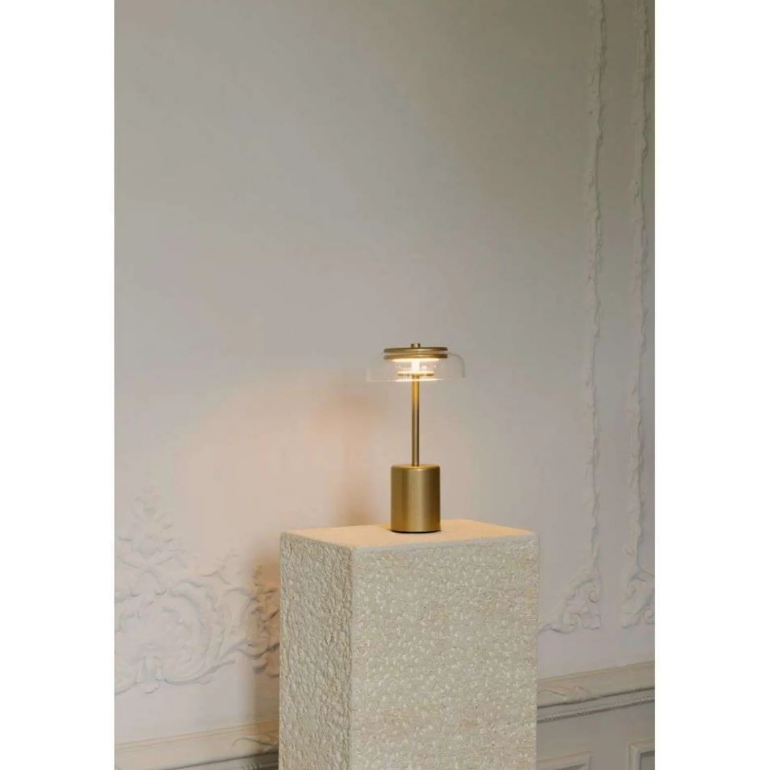 Nuura LED-Akku-Tischlampe Blossi, Höhe 26 cm goldfarben/klar