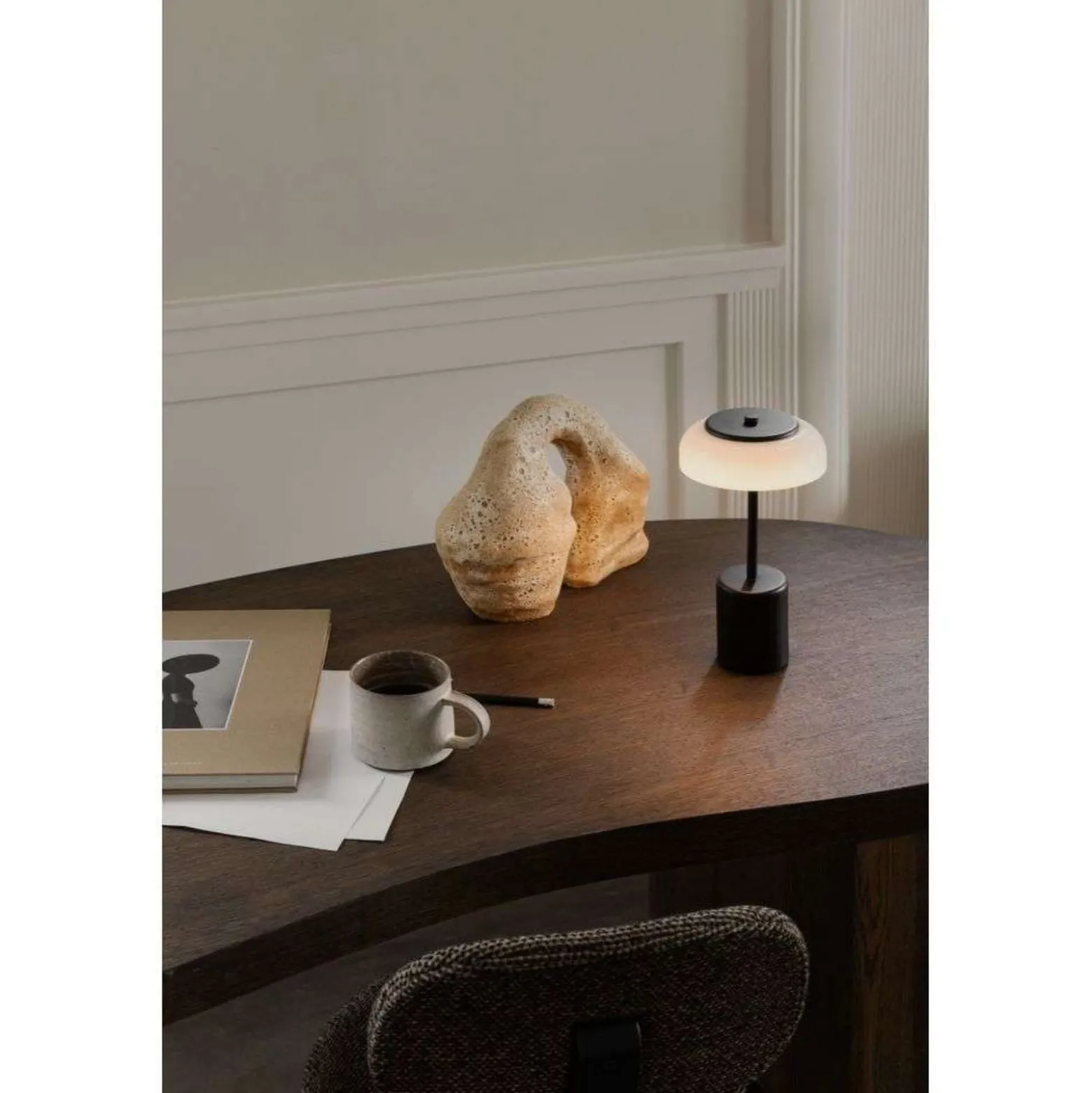 Nuura LED-Akku-Tischlampe Blossi, Höhe 26 cm, schwarz/opal