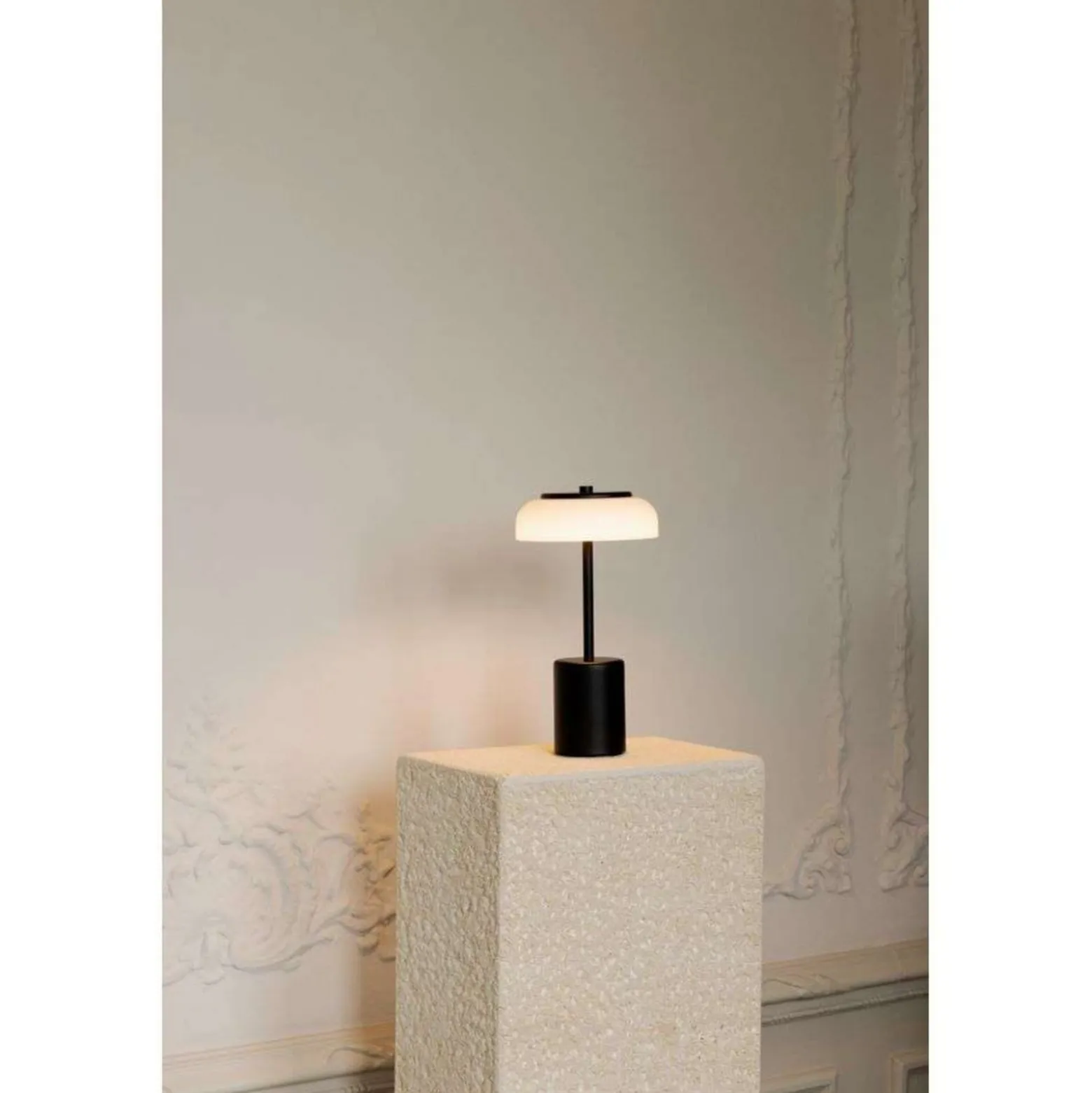 Nuura LED-Akku-Tischlampe Blossi, Höhe 26 cm, schwarz/opal