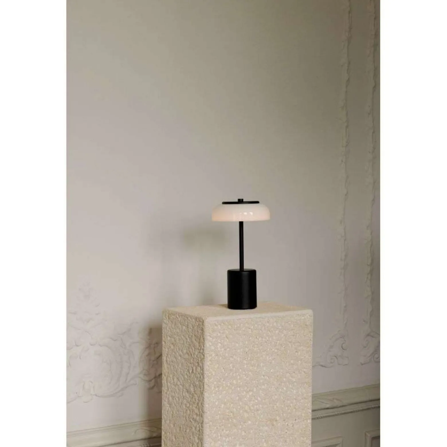 Nuura LED-Akku-Tischlampe Blossi, Höhe 26 cm, schwarz/opal
