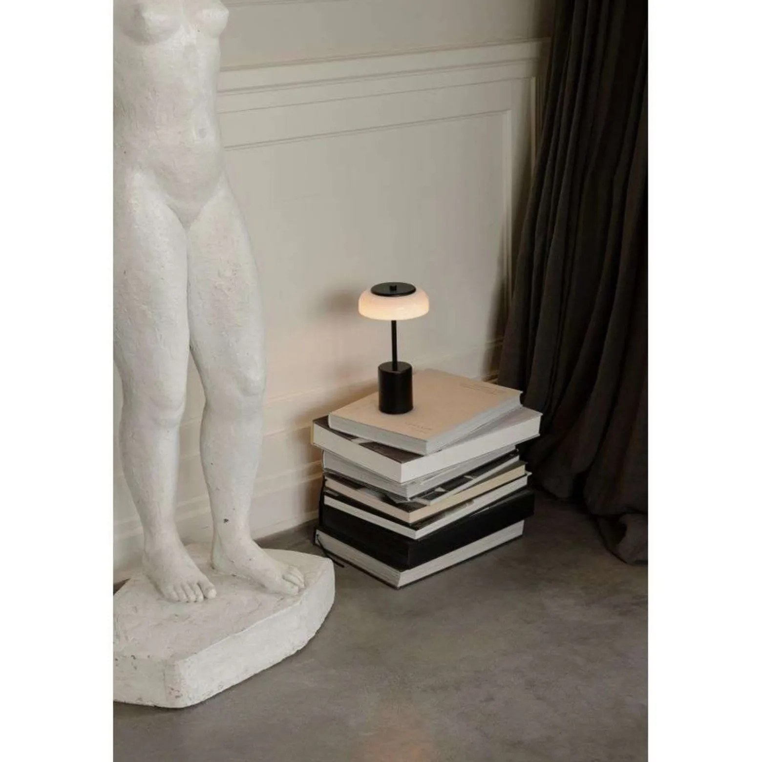 Nuura LED-Akku-Tischlampe Blossi, Höhe 26 cm, schwarz/opal