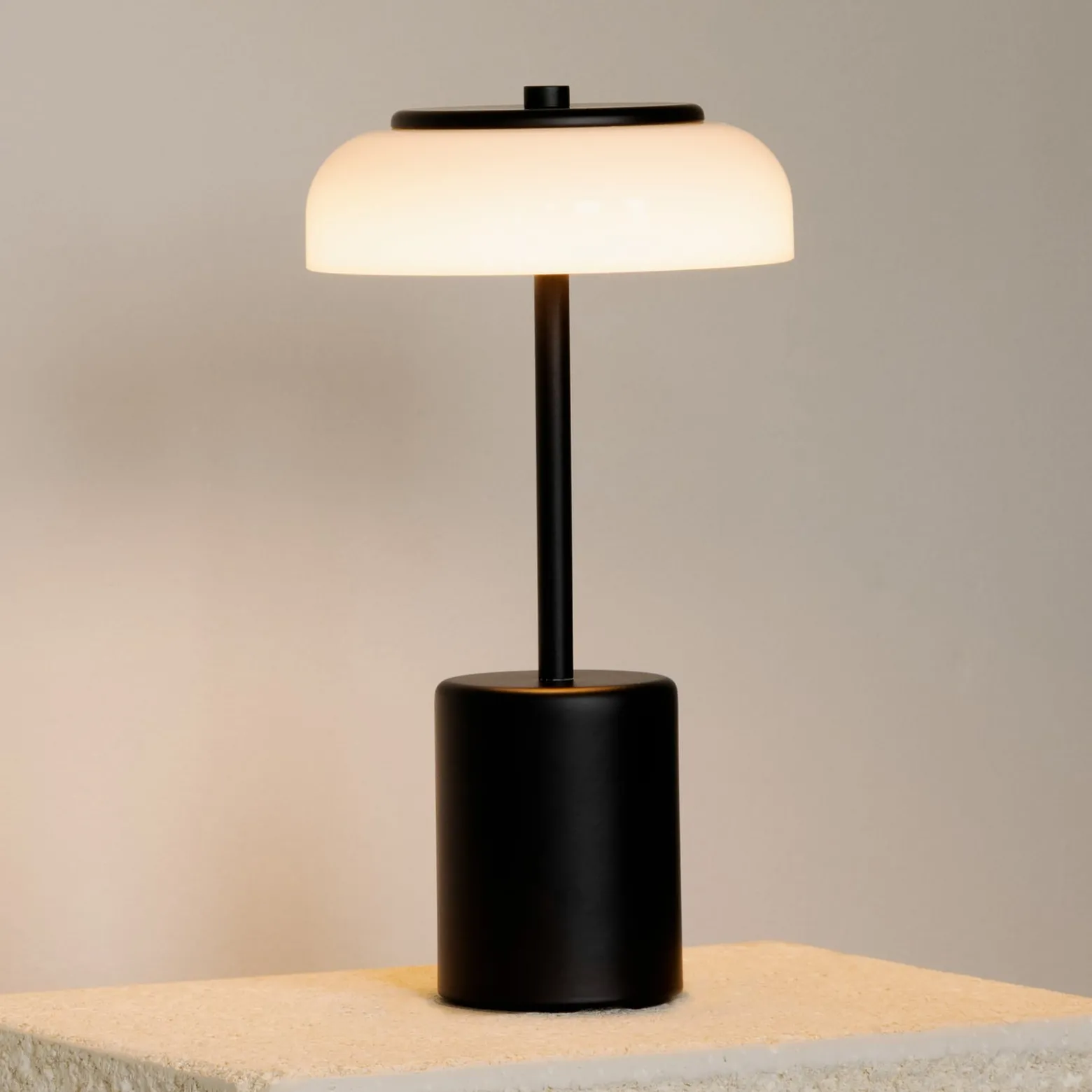 Nuura LED-Akku-Tischlampe Blossi, Höhe 26 cm, schwarz/opal