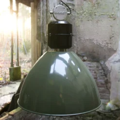 Olivgrüne Pendelleuchte Frisk im Industrie-Design