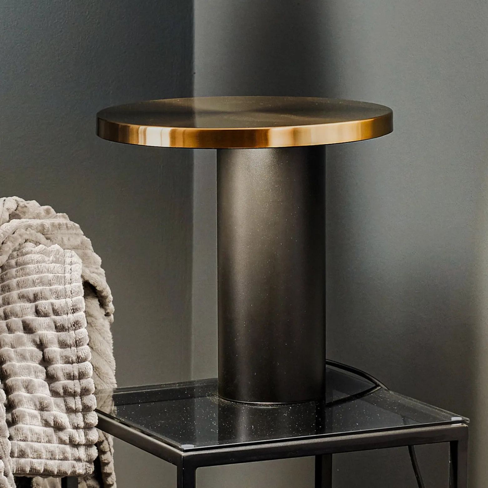 Oluce Cylinda LED-Tischleuchte schwarz-gold