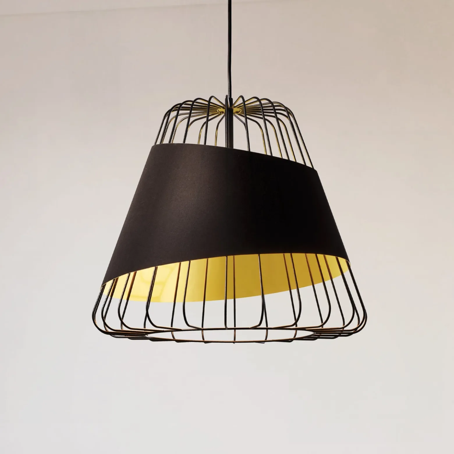 Pendellampe Austell, Ø 43 cm, schwarz/gold, Metall, Stoff