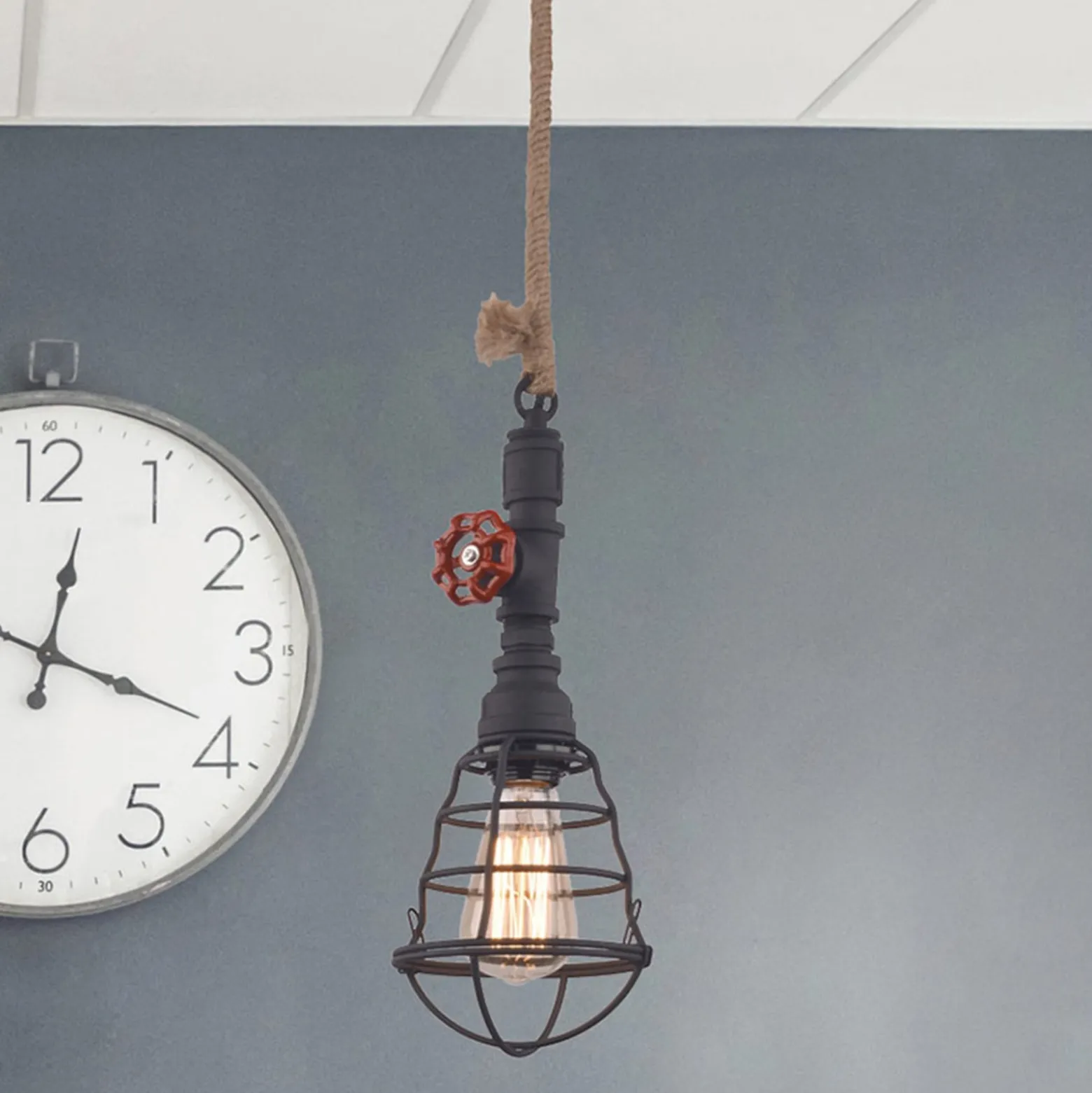 Pendellampe im Industriedesign, schwarz