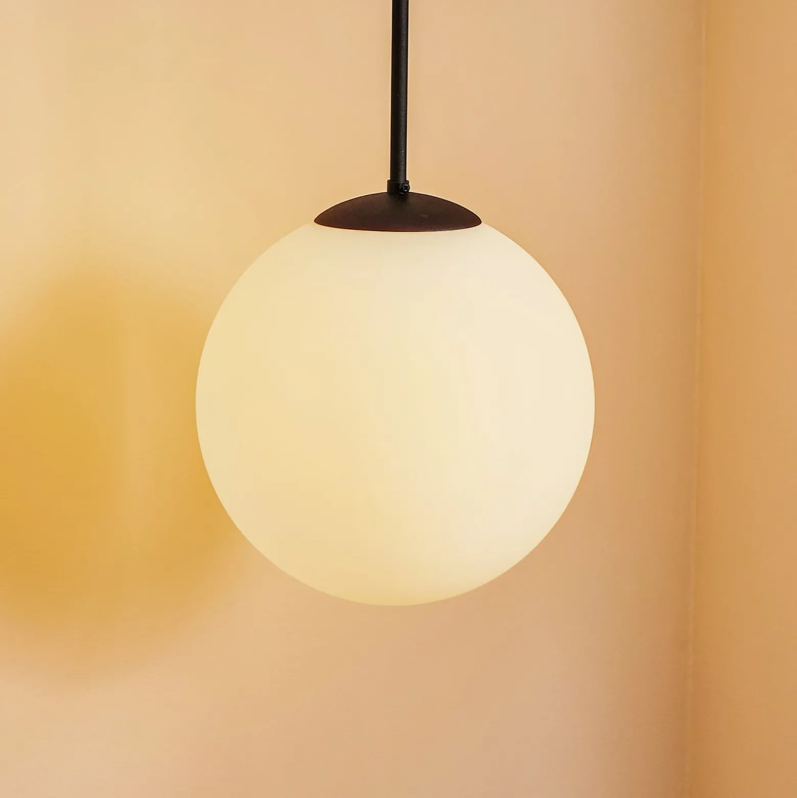 Pendelleuchte Dione, einflammig, weiß/schwarz 30cm