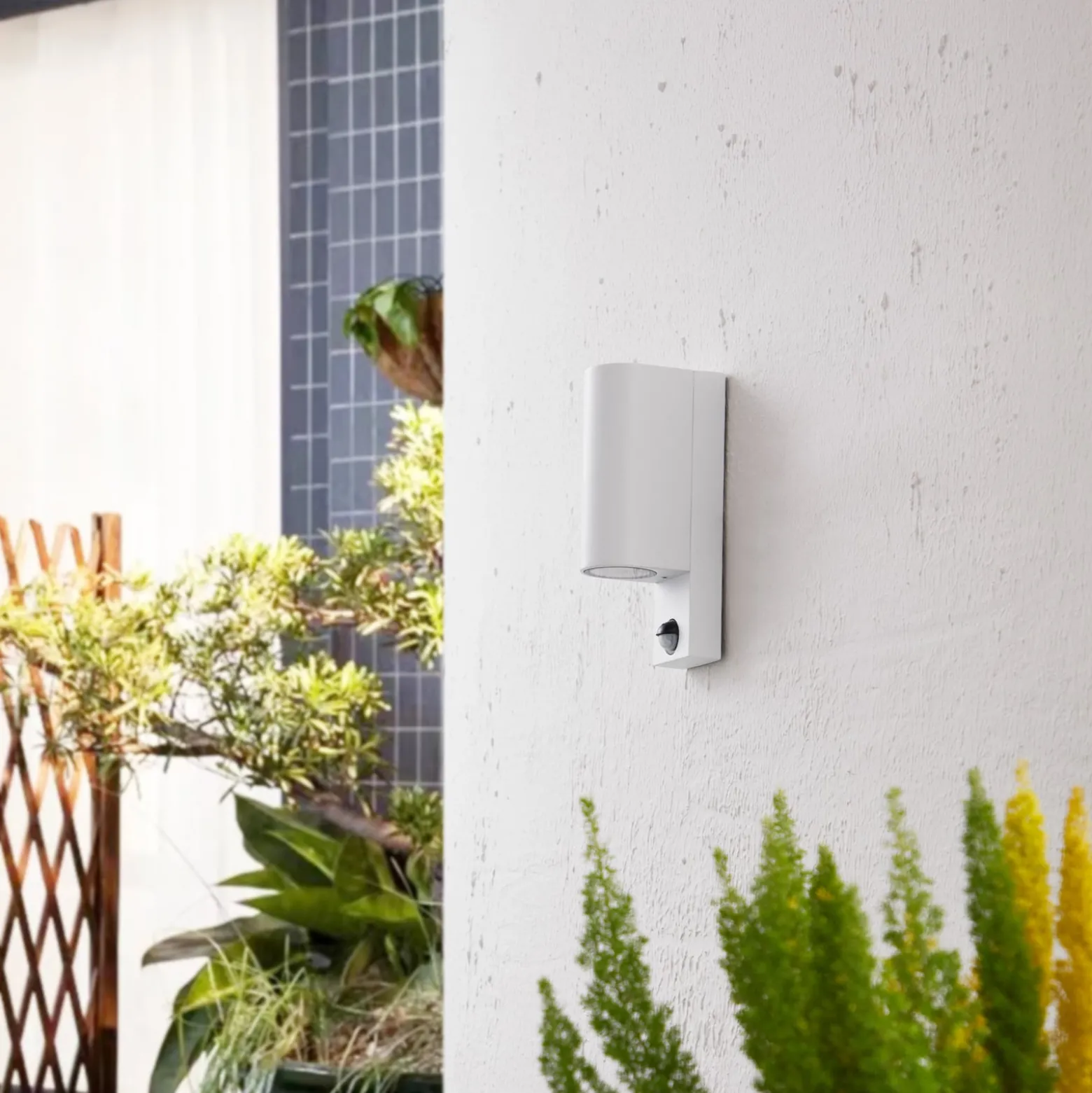 Prios Außenwandleuchte Tetje, weiß, rund, Sensor, 2er-Set