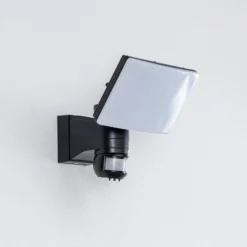 Prios LED-Außenwandstrahler Avayah, Bewegungsmelder, IP44