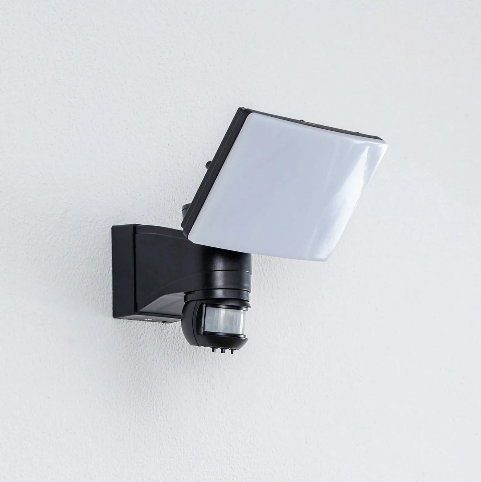 Prios LED-Außenwandstrahler Avayah, Bewegungsmelder, IP44