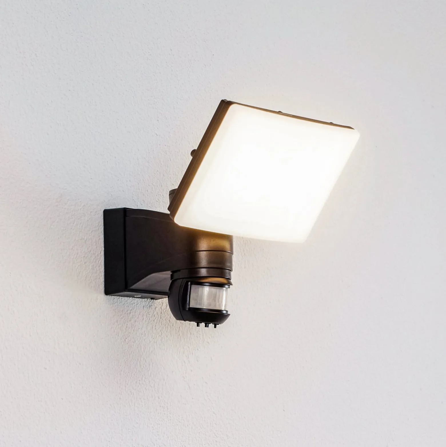 Prios LED-Außenwandstrahler Avayah, Bewegungsmelder, IP44