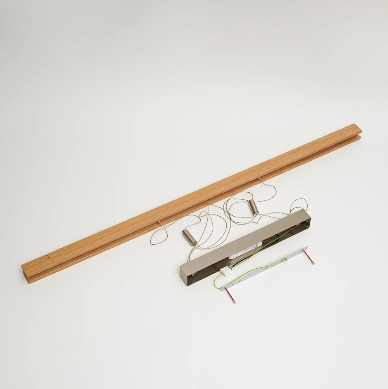 Quitani LED-Hängelampe Alin, Länge 138 cm, Eiche natur